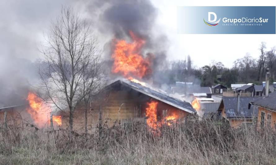 Incendio destruyó cabaña en Complejo turístico de Lago Ranco