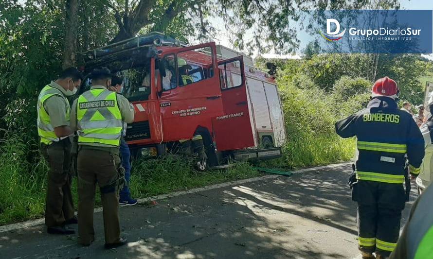 Carro de Bomberos chocó contra un árbol en Río Bueno 