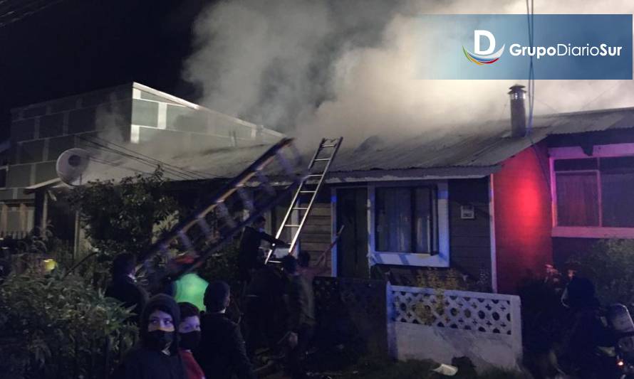 Incendio destruyó 2 viviendas y dejó 8 damnificados en Valdivia 