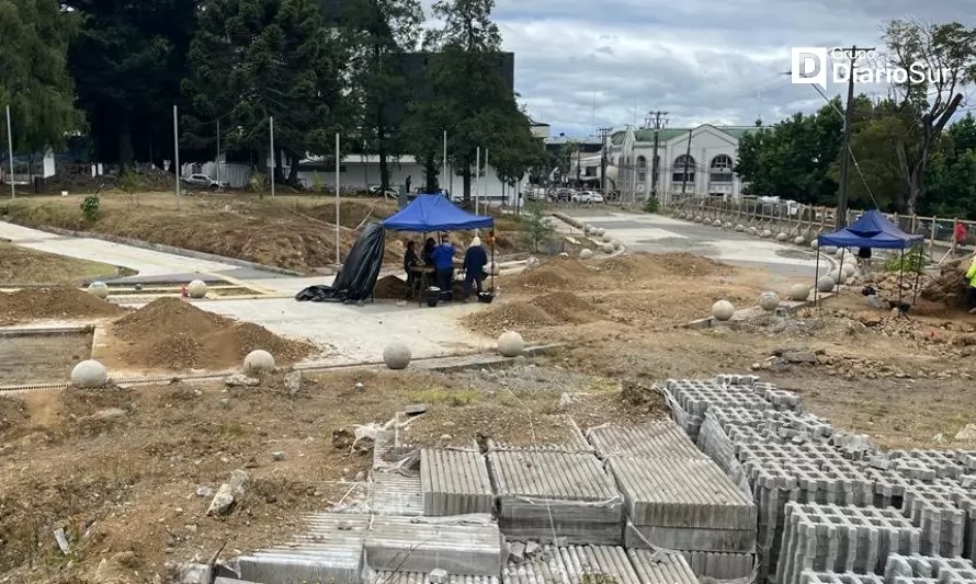 Autorizan trabajos de arqueología en plazas de Valdivia, paralizadas hace dos años