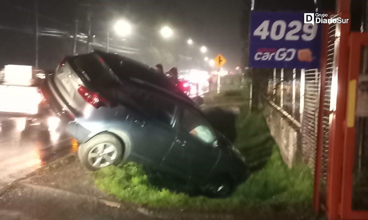 Automóvil cayó a un canal en la salida sur de Valdivia