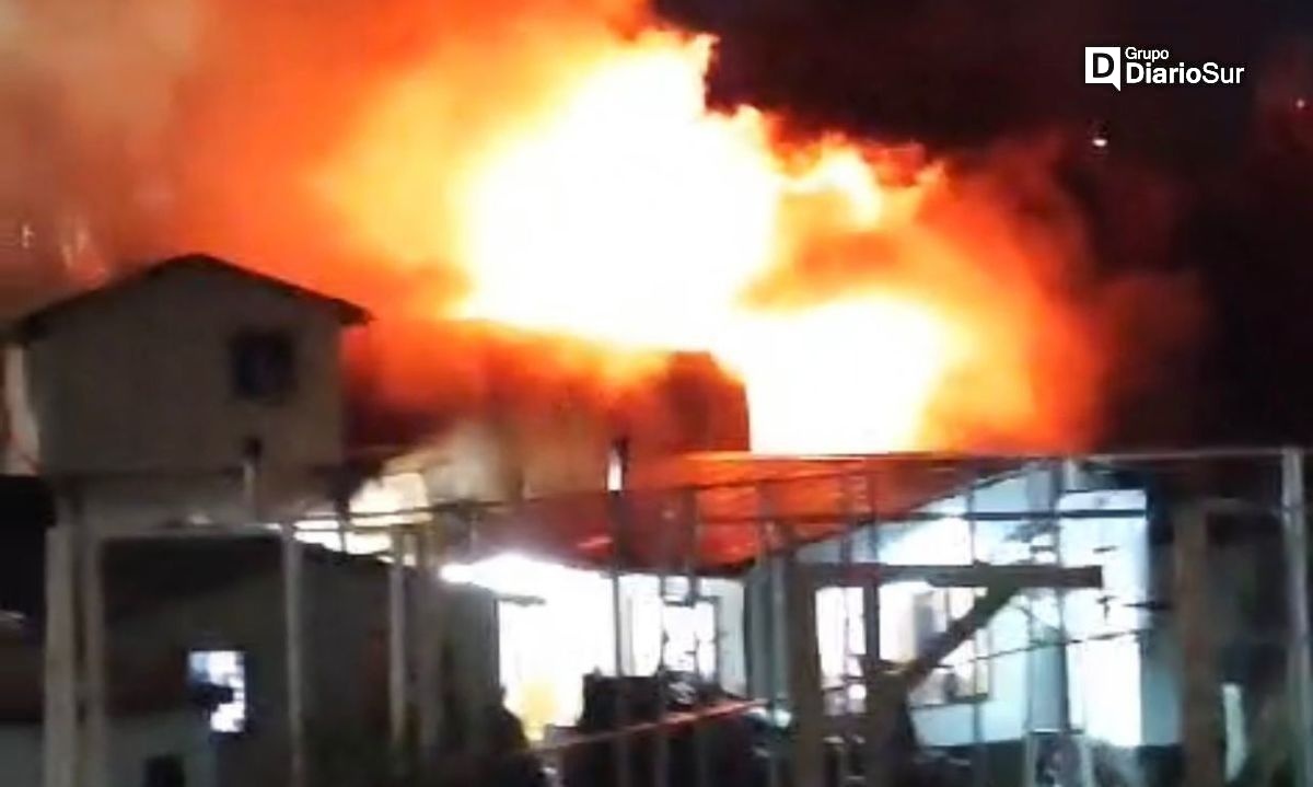 Incendio se declara en población Perú, en Valdivia