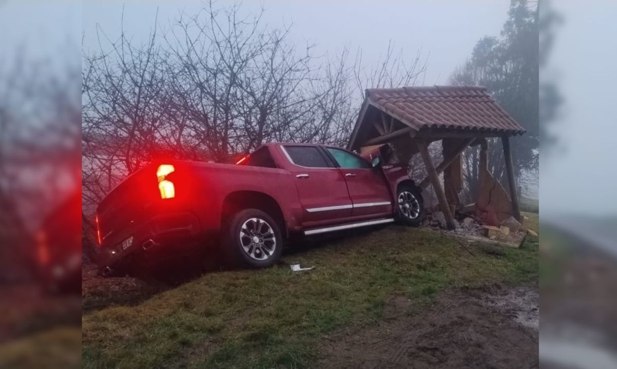 Camioneta impactó un paradero en ruta rural de La Unión