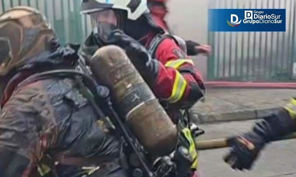 Simplemente héroe: Bombero rescata a hombre desde casa en llamas en Puerto Montt