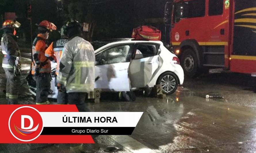 Dos conductores lesionados tras choque frontal en Valdivia 